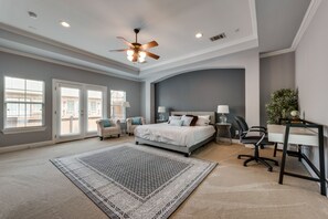 4 Schlafzimmer, Zimmersafe, Schreibtisch, Bügeleisen/Bügelbrett