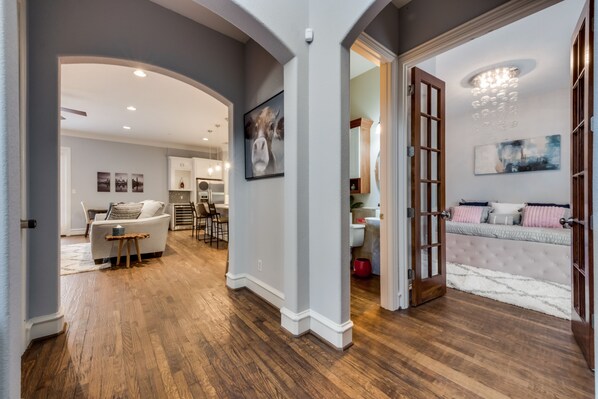 Smart-TV, Kamin, Bücher