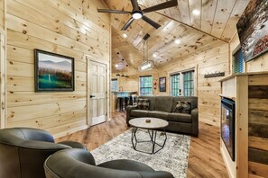 Smart TV, fireplace - Sleeps 6, Hottub, WiFi, 10min to GB, 15min to PF (Gatlinburg)