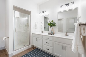 Condo, Plusieurs lits, accès à la piscine (Lakeside Haven) | Salle de bain | Séchoir à cheveux, serviettes fournies