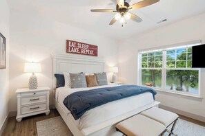 شقة - عدة أسرّة - مع إمكانية استخدام المسبح (Lakeside Haven) | 3 عدّة غرف نوم وبديكورات فريدة لكل غرفة وطراز فريد لكل وحدة