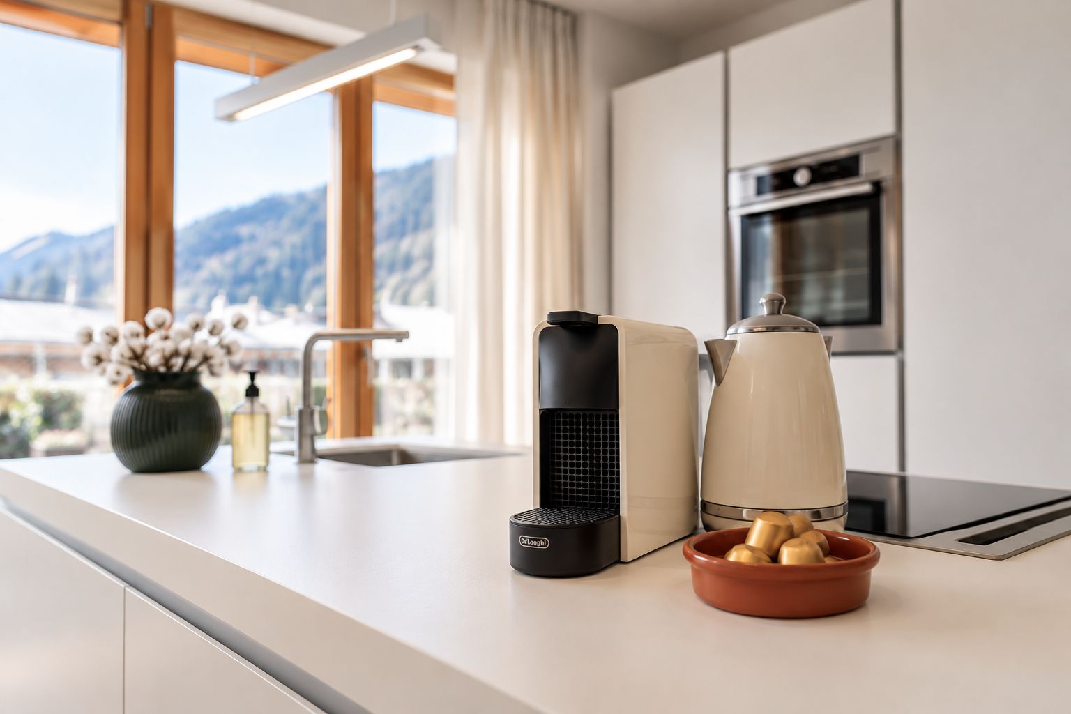 Eine moderne Küche mit einer Kaffeemaschine, einem Wasserkocher und einer Schüssel Brot auf der Arbeitsplatte.