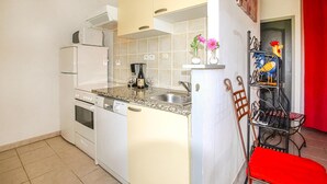 Wasserkocher mit Kaffee-/Teezubehör, Kühlschrank, Mikrowelle, Ofen