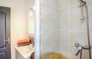 Shower - Gorgeous home in Grospierres with WiFi (Grospierres)