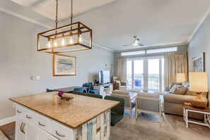 Condo, varias camas, hidromasaje | Cocina privada | Refrigerador, microondas, horno y parrilla de estufa 