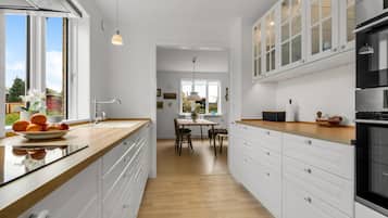 Geladeira, micro-ondas, cooktop, lava-louças
