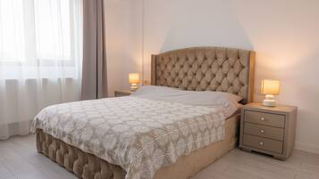 1 habitación, tabla de planchar con plancha y cuna de viaje