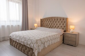 1 habitación, tabla de planchar con plancha y cuna de viaje