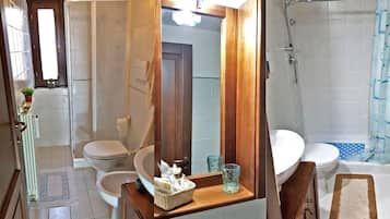 Suihku, ilmaiset hygieniatuotteet, kylpytakit, bidee