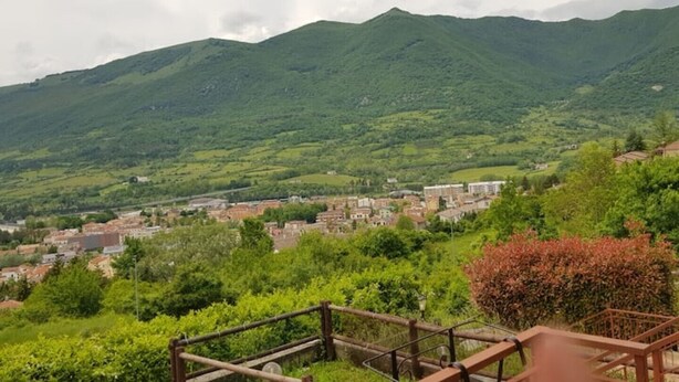 Paisagem montanhosa com uma cidade no vale abaixo.