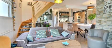 Télévision, cheminée, livres