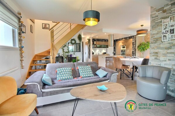 Tv, eldstad och böcker