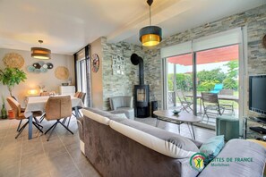 Tv, eldstad och böcker