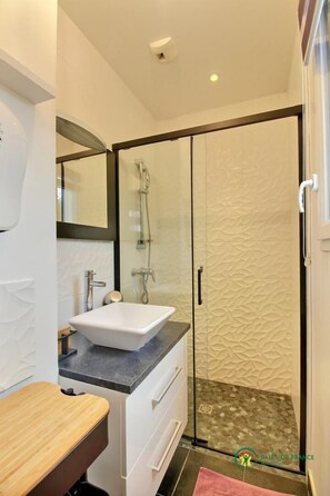 Bathtub, hair dryer, towels - Les Flots du Bono - LE Bono (LE BONO)