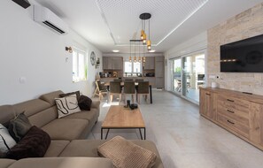 Smart TV - Gorgeous home in Vrsi (Vrsi)