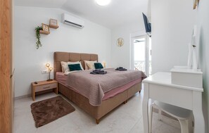 3 bedrooms, travel crib, free WiFi, bed sheets - Gorgeous home in Vrsi (Vrsi)