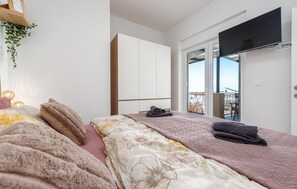 3 bedrooms, travel crib, free WiFi, bed sheets