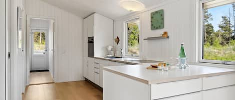 Een koelkast, een oven, een vaatwasser, een koffiezetapparaat/waterkoker