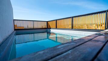 Utomhuspool och uppvÀrmd pool