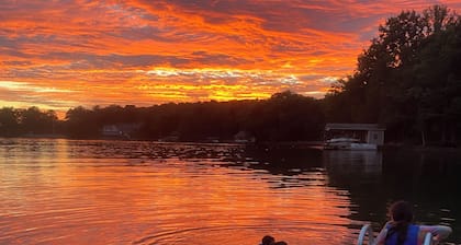 House at the Lake in Moneta! Community pool, private acceas to dock & boat ramp.