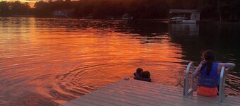 House at the Lake in Moneta! Community pool, private acceas to dock & boat ramp.