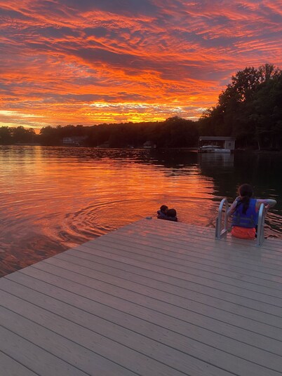 House at the Lake in Moneta! Community pool, private access to dock & boat ramp.