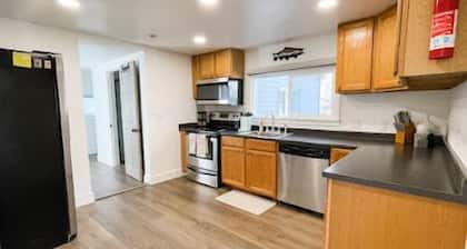 Newly remodeled cottage with King beds, and A/C