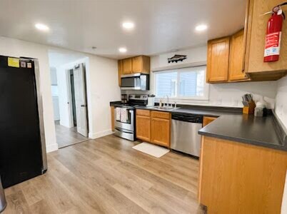 Newly remodeled cottage with King beds, and A/C