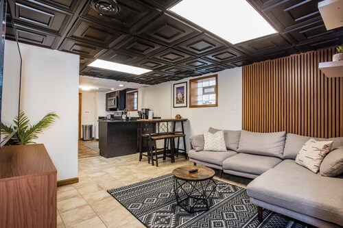 Stylish Garden-Level 2BR: Close to O'Hare & Downtown