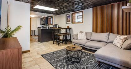 Stylish Garden-Level 2BR: Close to O'Hare & Downtown