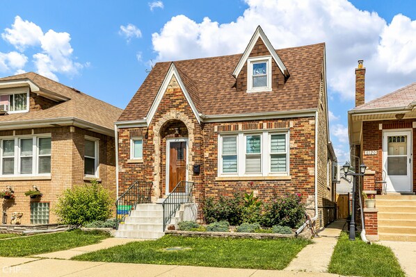 Exterior - Stylish Garden-Level 2BR: Close to O'Hare & Downtown (Chicago)