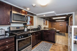 Full-sized fridge, microwave, oven, stovetop