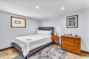 2 bedrooms, memory-foam beds, desk, iron/ironing board - Stylish Garden-Level 2BR: Close to O'Hare & Downtown (Chicago)