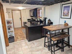 Full-sized fridge, microwave, oven, stovetop - Stylish Garden-Level 2BR: Close to O'Hare & Downtown (Chicago)