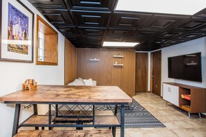 Interior - Stylish Garden-Level 2BR: Close to O'Hare & Downtown (Chicago)