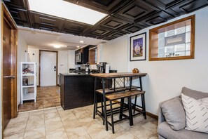 Interior - Stylish Garden-Level 2BR: Close to O'Hare & Downtown (Chicago)