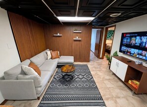 Interior - Stylish Garden-Level 2BR: Close to O'Hare & Downtown (Chicago)