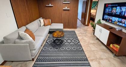 Stylish Garden-Level 2BR: Close to O'Hare & Downtown