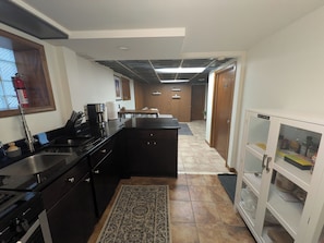 Full-sized fridge, microwave, oven, stovetop - Stylish Garden-Level 2BR: Close to O'Hare & Downtown (Chicago)