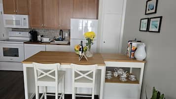 Geladeira, micro-ondas, fogão, cooktop