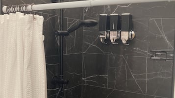 Doccia, asciugacapelli, asciugamani, sapone