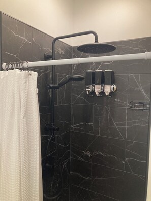 Douche, séchoir à cheveux, serviettes fournies, savon