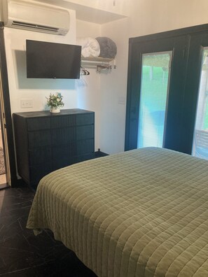 1 habitación, tabla de planchar con plancha, wifi gratis y ropa de cama