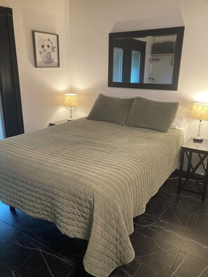 1 chambre, fer et planche à repasser, accès au Wi-Fi (inclus)