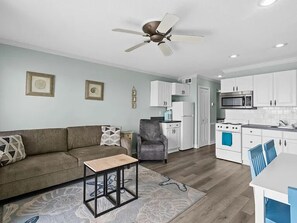 Living area - Beauty and the Beach (Myrtle Beach)
