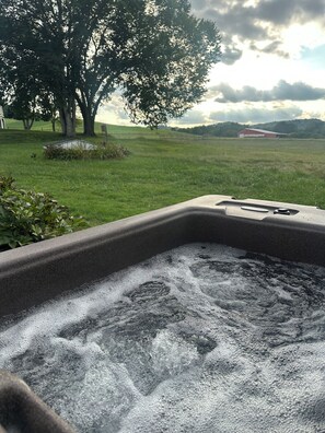 Outdoor spa tub - MidMountain Retreat, a budding arts space in a historic home on the James River (Natural Bridge Station)