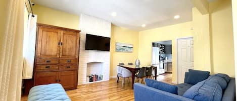 Una Smart TV, una chimenea, libros