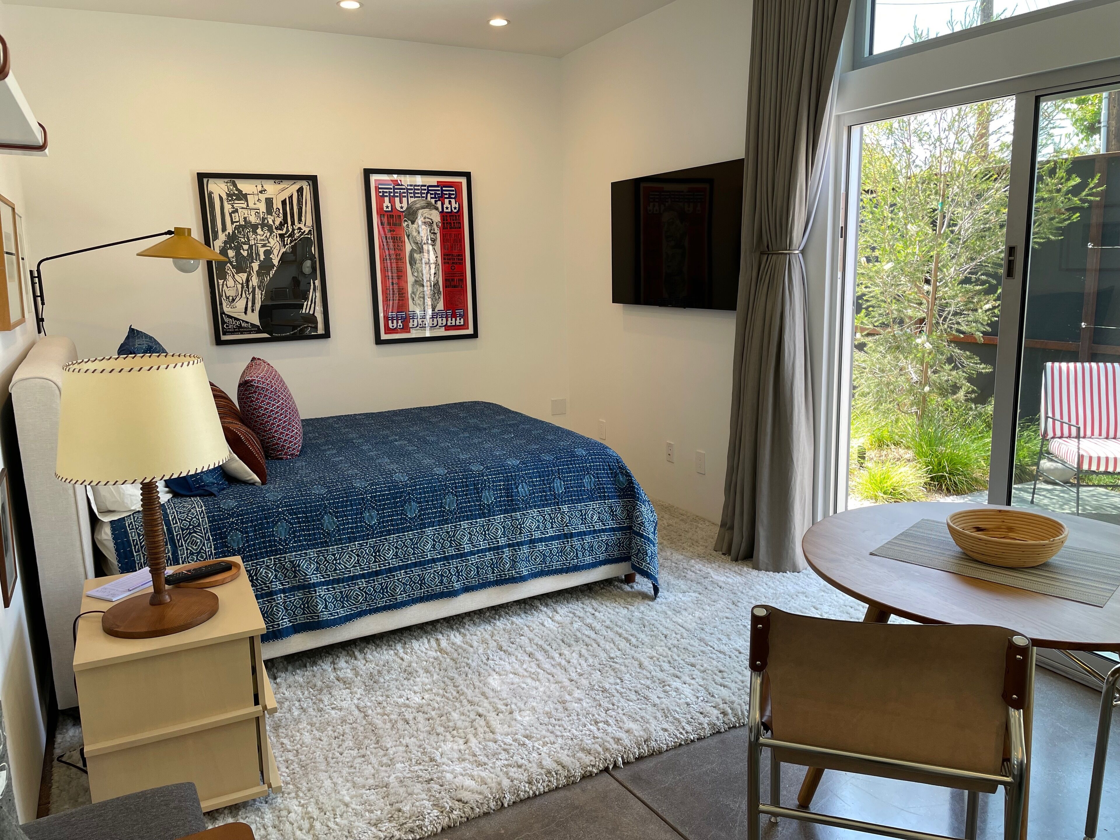 Modern cozy Santa Monica Studio w/ Patio - 18 blocks from the beach!