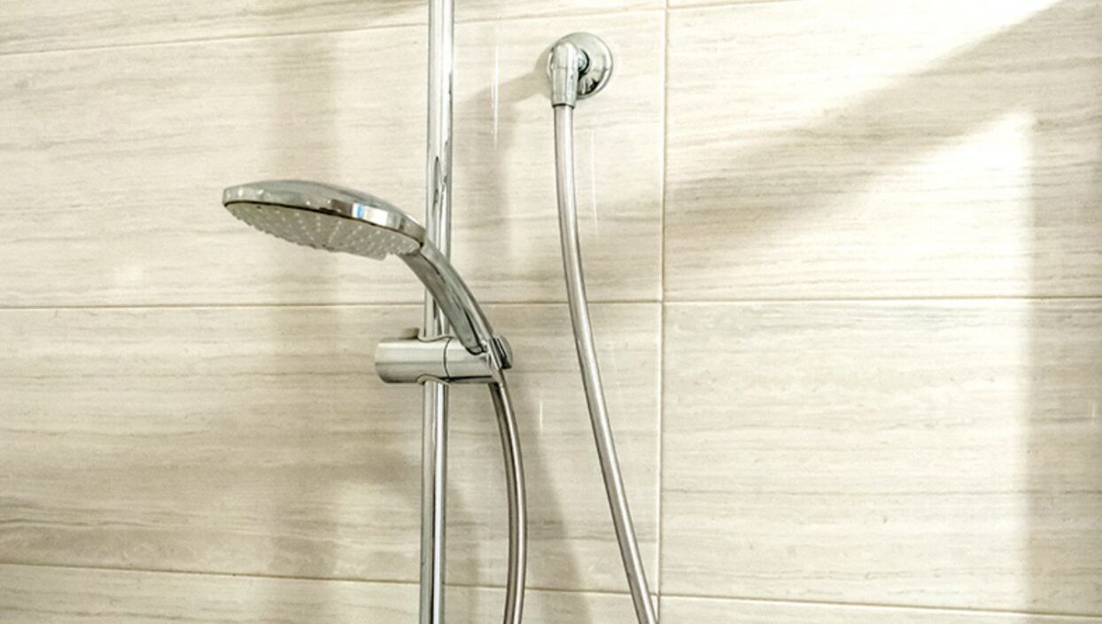 Douche, bidet, serviettes fournies