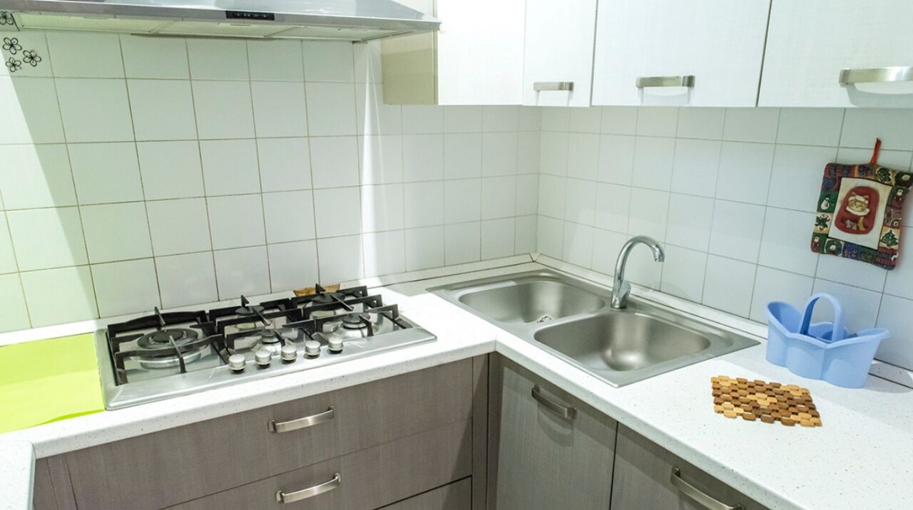 冷蔵庫、オーブン、ダイニングテーブル